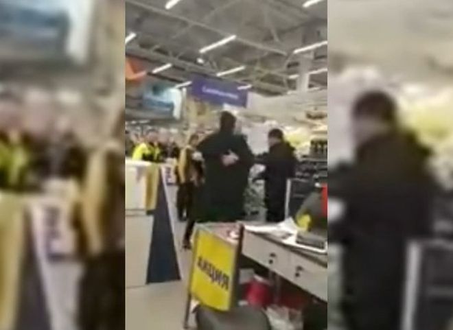 Петербуржцы подрались из-за последнего унитаза в магазине (видео)