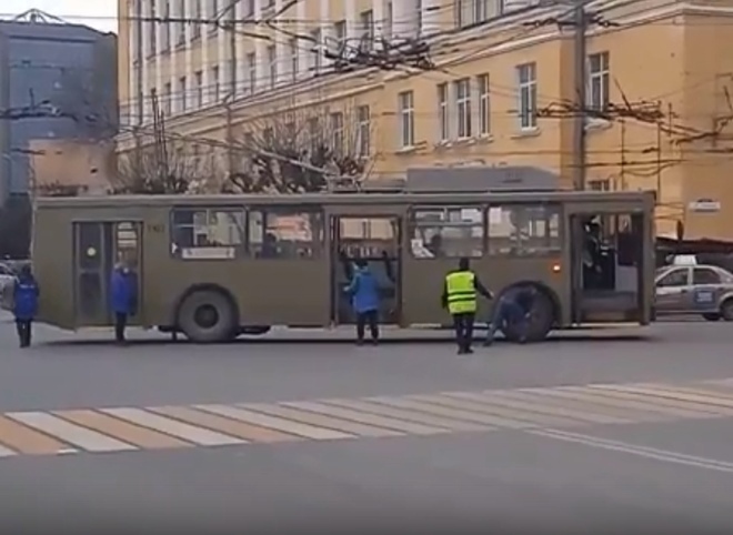 В центре Рязани пассажиры и кондукторы «заводили» троллейбус с толкача