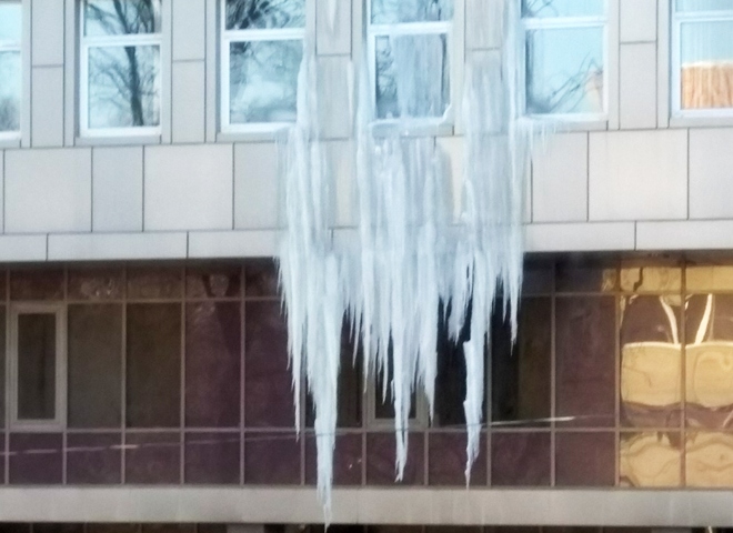 На здании бизнес-центра «Флагман» в Рязани засняли опасную наледь