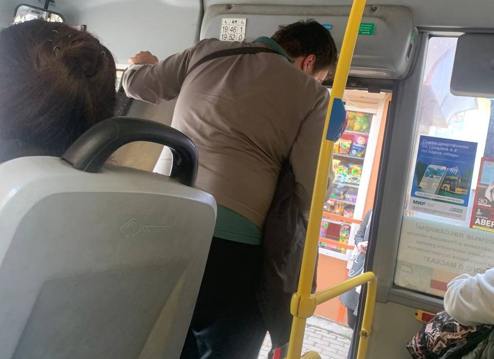 18 летнюю студентку лапают за письку в тесном автобусе на riosalon.ru