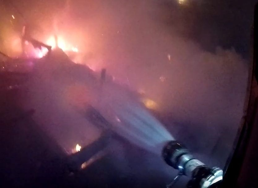 Рязанский огнеборец показал, как тушили ночной пожар на складе