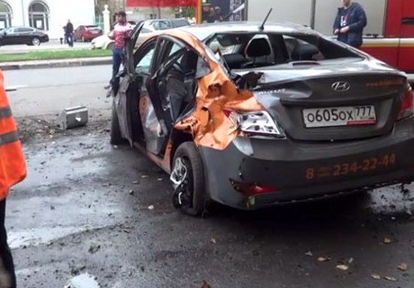 Hyundai, сбивший людей на остановке в Москве, попал на камеры