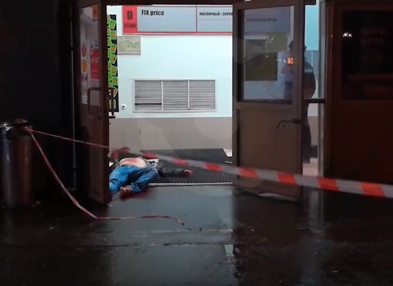 Около бара на востоке Москвы убили молодого человека, заступившегося за девушку (видео)