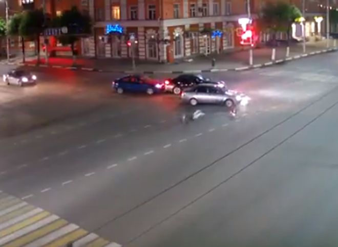 Момент ДТП в центре Рязани с участием мотоциклиста попал на видео
