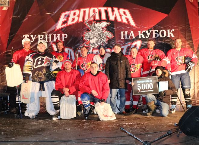 Карабасов вручил победителю хоккейного турнира кубок Евпатия Коловрата