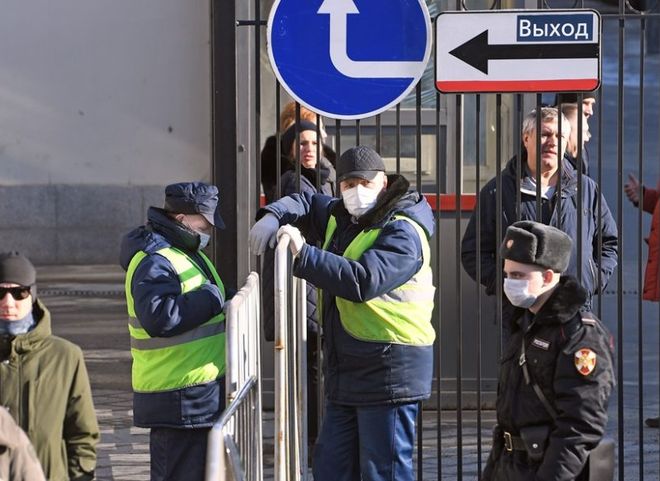 СМИ: власти Москвы обсуждают введение полного карантина
