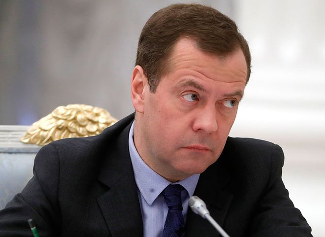 Медведев призвал сократить сроки ожидания в очередях в МФЦ до 15 минут