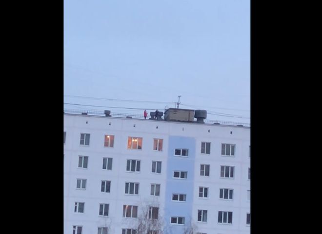 Видео: в Рязани дети гуляют по крыше многоэтажки