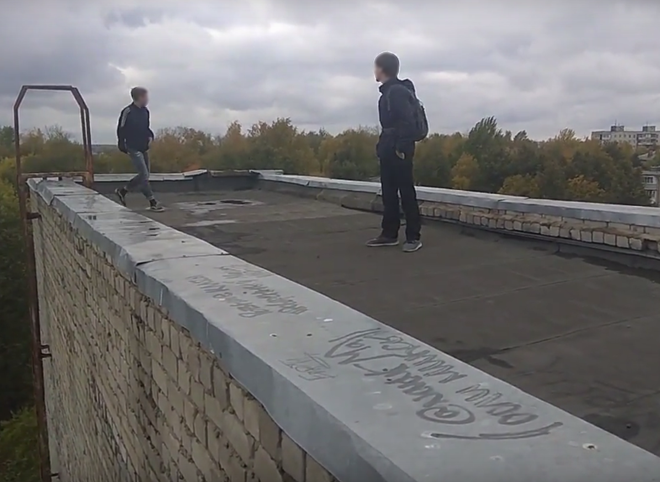 В Рязани подростки забрались на крышу заброшенной больницы (видео)