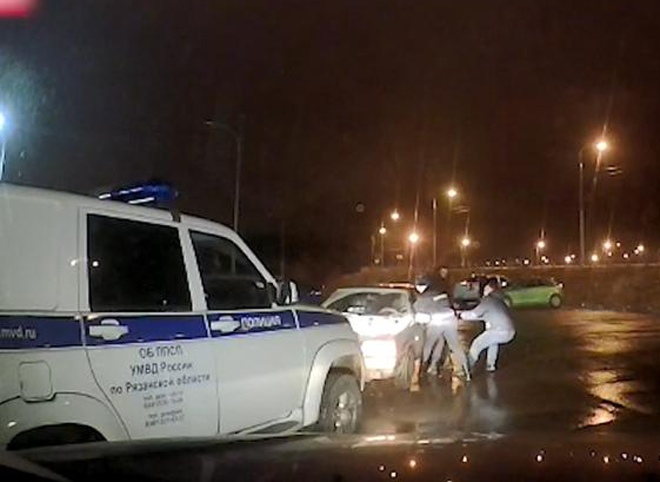 Задержан мужчина, напавший на полицейских на парковке торгового центра в Рязани