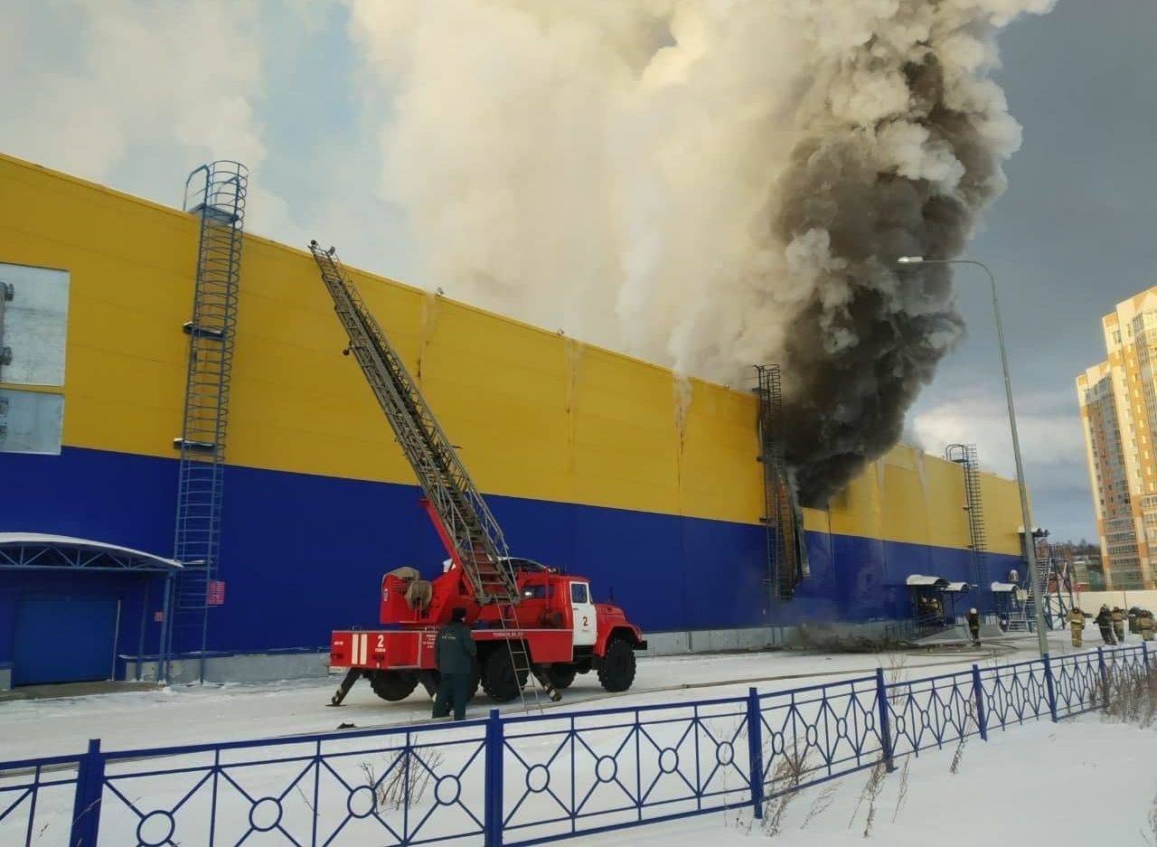 В Томске загорелся гипермаркет «Лента»