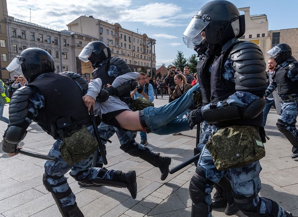 В ходе акции протеста в центре Москвы задержали более 800 человек