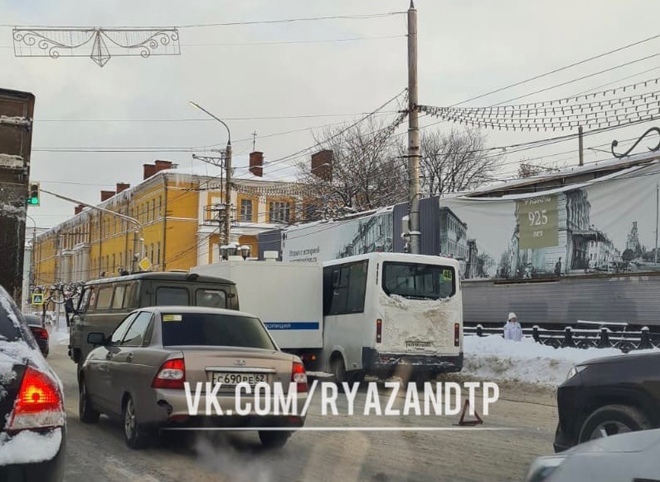 На Первомайском проспекте произошла авария с участием полицейского фургона
