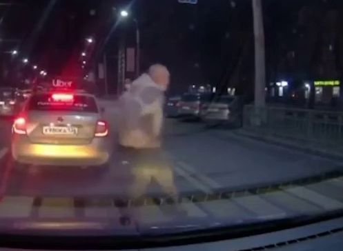В Воронеже попало на видео невероятное спасение пешехода из-под колес автобуса