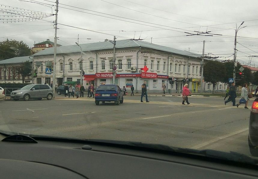 Видео: водитель пересекает площадь Ленина по диагонали