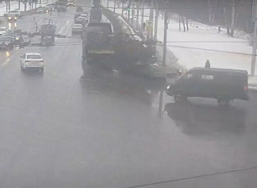 ДТП с опрокинувшейся в Рязани буровой установкой попало на видео