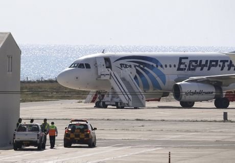 Угонщик самолета EgyptAir сдался властям