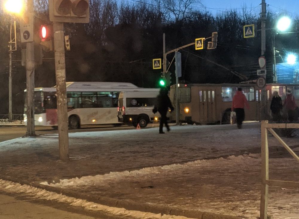 На перекрестке у «Глобуса» столкнулись маршрутка и троллейбус