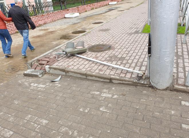 В центре Рязани рухнул пешеходный светофор