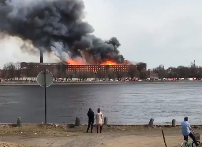 В Петербурге загорелась Невская мануфактура, погиб пожарный