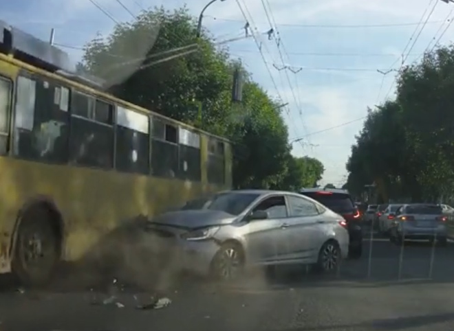 При столкновении троллейбуса и легковушки в центре Рязани никто не пострадал