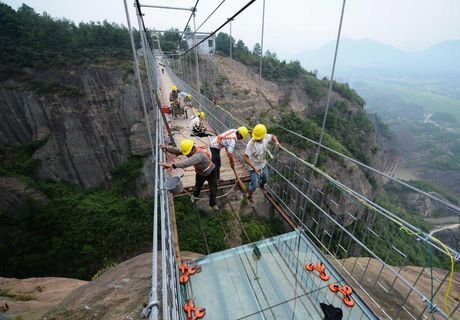 В КНР построили самый высокий стеклянный мост в мире