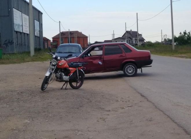 На Северной окружной дороге 14-летний мотоциклист въехал в ВАЗ