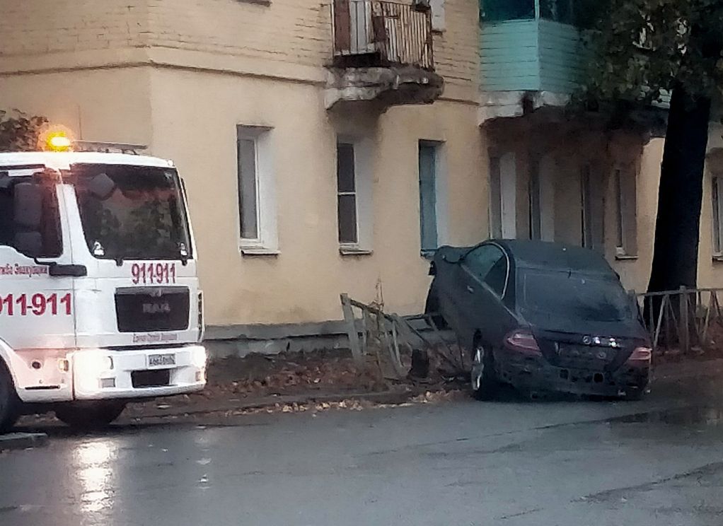 На улице Лермонтова Mercedes повис на ограждении