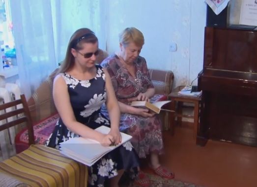 75-летняя рязанская бабушка помогла слепой внучке получить высшее образование