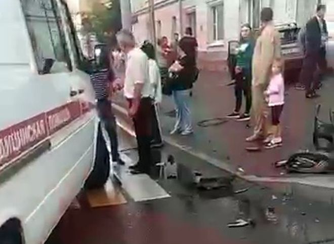 В центре Москвы попал в ДТП автомобиль замминистра обороны