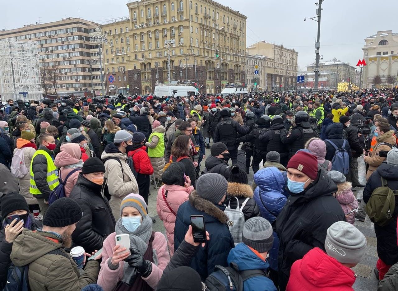 На митинге в центре Москвы начались жесткие задержания