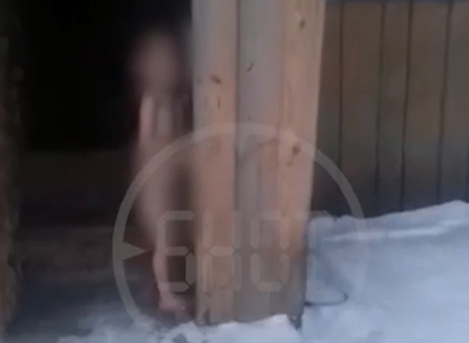 В Алтайском крае родители выгнали на мороз ребенка без одежды