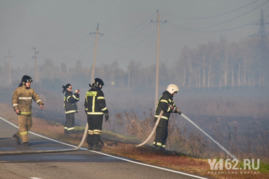 Фото 1 Пожарные тушат поле в Спасском районе.JPG