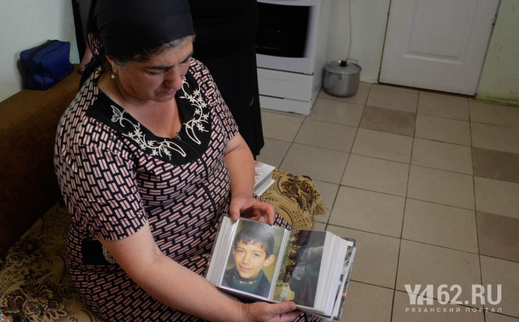 Фото 1 Мать Томика Дабояна показывает семейный альбом ее сын погиб в отделении полиции.JPG