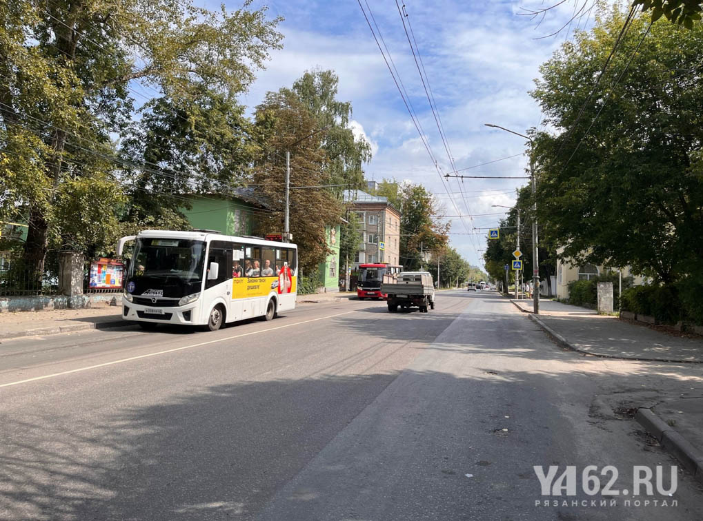 Фото 3 Автобус идет по выделенной полове на улице Новой.JPG