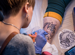 Девушка с татуировкой. Как рязанка создает тату-шедевры