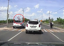 Момент наезда на женщину на Солотчинском шоссе попал на видео 