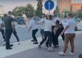 Полицейские устанавливают участников драки у бара на площади Ленина