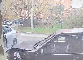Момент наезда водителя на припаркованные машины на 3-х Бутырках попал на видео