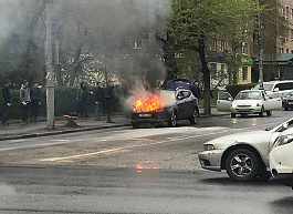 Около «Атрона» загорелся автомобиль