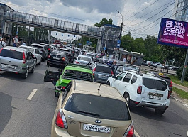 Московское шоссе встало в пробку из-за кортежа патриарха
