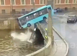 Появилось видео с моментом падения автобуса в реку в центре Петербурга