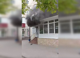 Появилось видео пожара в салоне красоты на улице Полетаева