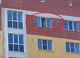 В полицию поступило сообщение о малыше на 15-м этаже в Семчине 