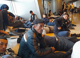 «Азия-Плюс»: сотни таджиков содержатся в бесчеловечных условиях в московских аэропортах