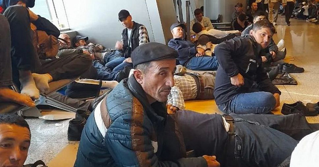 «Азия-Плюс»: сотни таджиков содержатся в бесчеловечных условиях в московских аэропортах