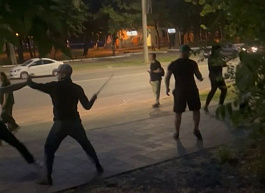 В Рязани заметили людей в балаклавах, вооруженных пистолетами и дубинками
