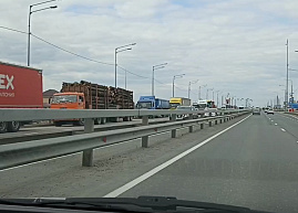 Около Солотчинского моста встали большегрузы из-за машины дорожного контроля