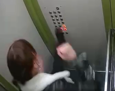 В рязанской многоэтажке девушка пыталась разрушить лифт и требовала освободить ее мать