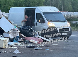 В Горроще «разгрузился» заполненный мусором микроавтобус